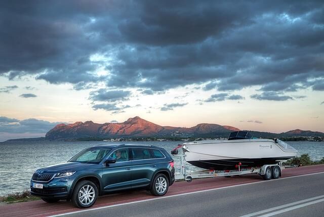 Mit 4,70 Meter von Stoßstange zu Stoßstange sprengt der Skoda-Ableger des VW Tiguan schon die Abmessungen des Kompaktsegments. 