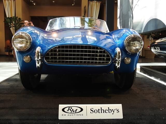 Die Shelby Cobra 260 von 1962 ist übrigens die erste, die jemals gebaut wurde, und erreichte mit 13,75 Millionen Dollar einen Rekordpreis für amerikanische Fahrzeuge