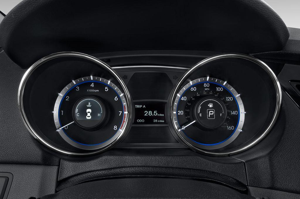 Hyundai Sonata (Baujahr 2010) Comfort 4 Türen Tacho und Fahrerinstrumente