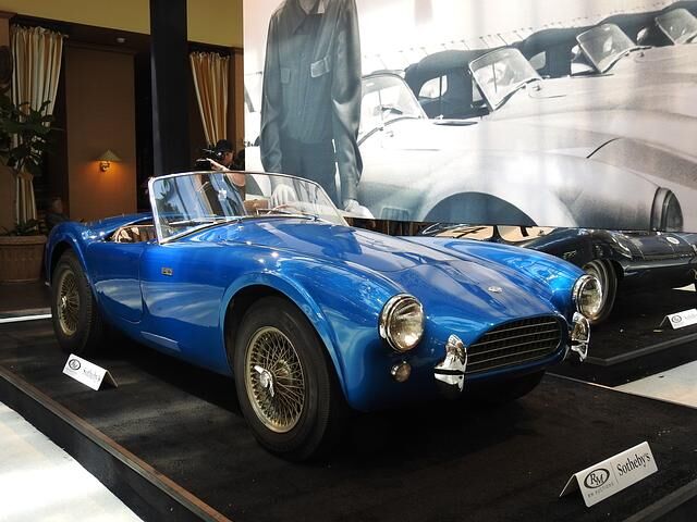 Die Erfolgsformel ‚schnell, offen, schön, selten’ bleibt auch in diesem Jahr gültig, wie hier bei der Shelby Cobra