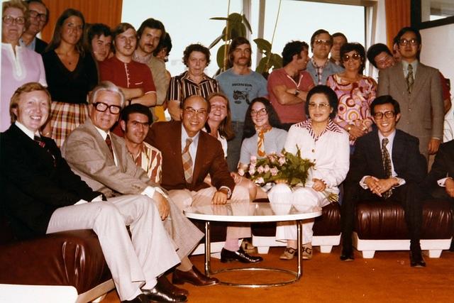 Firmengründer Soichiro Honda (vierter von links, sitzend) zu Besuch bei Honda in Offenbach im Jahr 1968