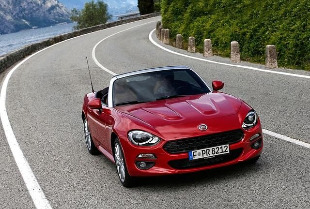 Für kleineres Budget rollte Fiat im Sommer den mit dem Mazda MX-5 eng verwandten Stoffdach-Zweisitzer 124 Spider zu den Händlern