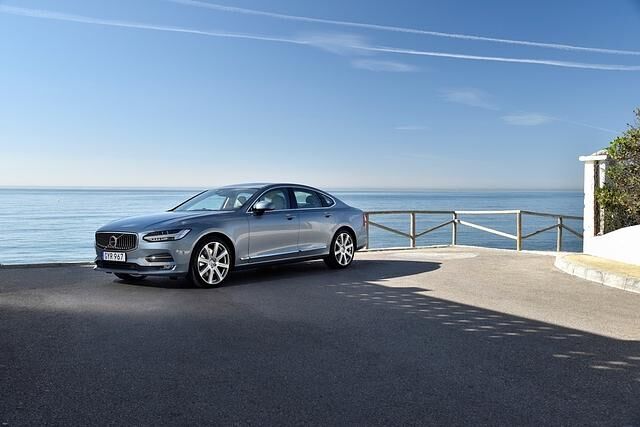 Auch der völlig neu gestaltete Volvo S90 kann alleine lenken, bremsen und Abstand halten
