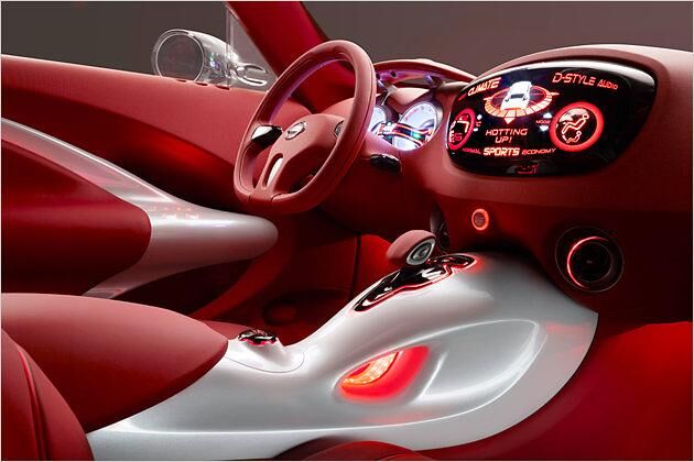 Das große Display in der Mittelkonsole zeigt einen ersten Vorläufer des heutigen "Dynamic Control System"