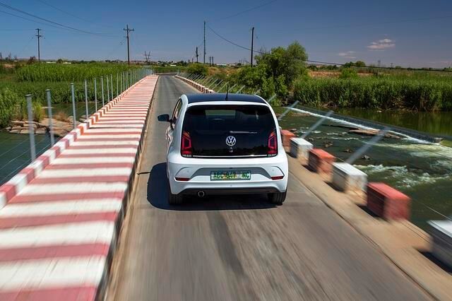 Bei nicht einmal 1.000 Kilo und 115 PS kommen am Steuer Erinnerungen an den seligen Golf GTI der ersten Generation auf