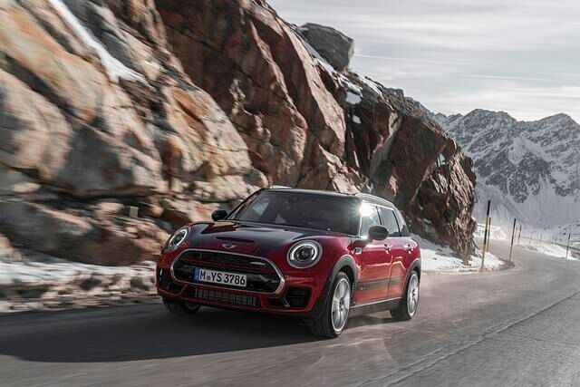 Und nicht nur die sind mächtig, denn unter der Motorhaube des stärksten Kombis schlägt das zwei Liter große JCW-Herz mit Aufladung und vier Zylindern. 