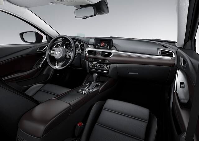 Dieser Mazda ist also klar ein Fahrerauto, zumal auch die Instrumentierung und Bedienung keine Rätsel aufgibt