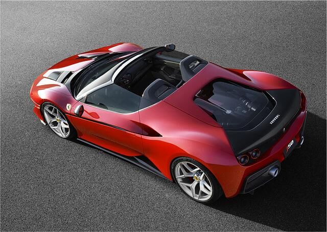 Eine Glasabdeckung gibt es Blick frei auf den 690 PS starken V8-Motor