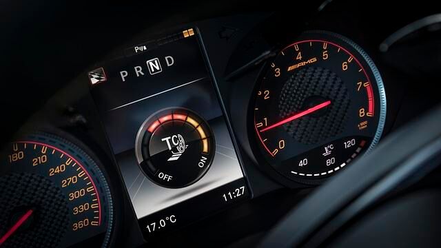 Im Cockpit gibt es zahlreiche elektronische Spielereien
