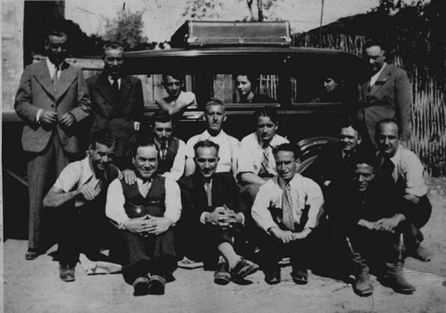 Das Team der Schuhfabrik Scola mit Ferruccio Scola (rechts, stehend) und seiner Tochter Bianca (mittig im Auto), aufgenommen in Mailand im Jahr 1932