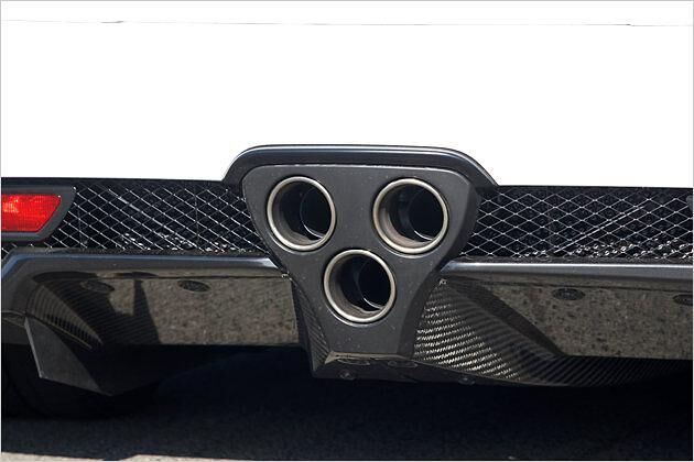 Alles, was beim LFA nach Karbon aussieht, ist auch aus Karbon - so wie hier der Diffusor