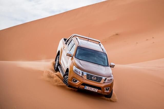 Mit einer Wattiefe von 60 Zentimetern und einer Bodenfreiheit von 20,8 Zentimetern ist der Navara gewappnet, Fahrer und Last (bis zu einer Tonne/Anhängelast 3,5 Tonnen) auch durch schweres Gelände...