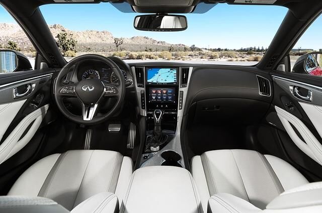 Das Cockpit ist  schwülstig geformt und schillernd dekoriert