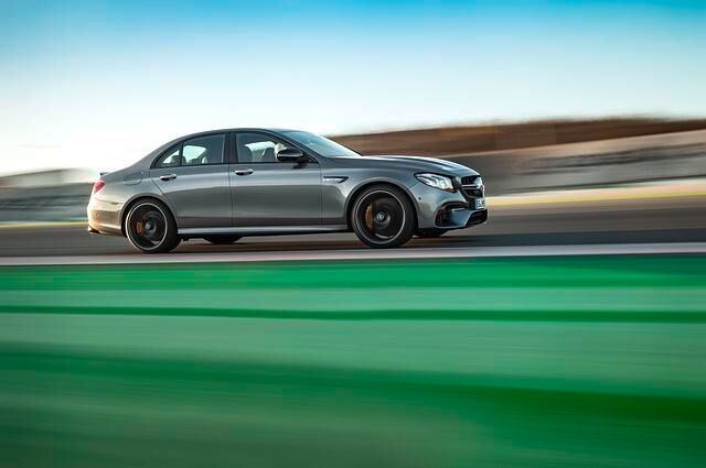 Ordert der Kunde das Driver's Package, fährt der E63 AMG sogar werksseitig 300 km/h schnell