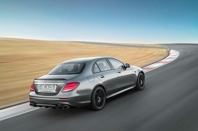 Neben der S-Version mit 612 PS bietet Mercedes die E-Klasse als 63 AMG noch in einer Standardvariante mit 571 PS an