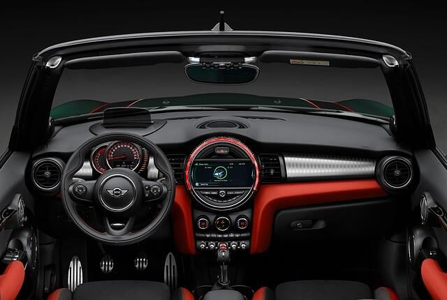 Das Cockpit ist bunt und ein wenig überladen