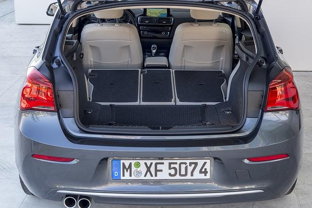 Immerhin 360 Liter lassen sich in den Standardkofferraum einladen. Dank der umklappbaren Rückbanklehne ist BMWs Kompaktmodell vielseitig nutzbar