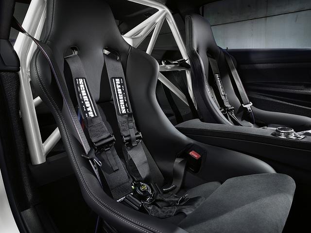 Zur Ausstattung des BMW M4 DTM Champion Edition gehören Carbon-Schalensitze und ein Überrollkäfig