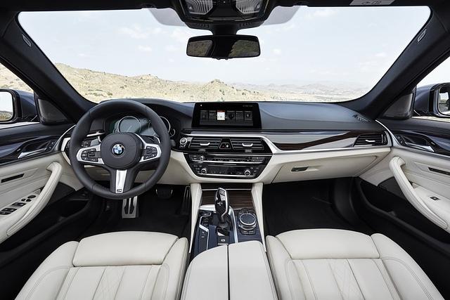 Das Cockpit erinnert ebenfalls an den 7er