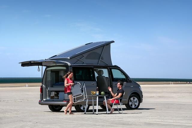 Der VW California steht für die kleinste Wohnmobil-Kategorie, den Campingbus.  Mit rund fünf Metern Länge bewegt er sich in den Dimensionen eines großen Pkw und zeigt sich vor allem mit seiner Höhe...