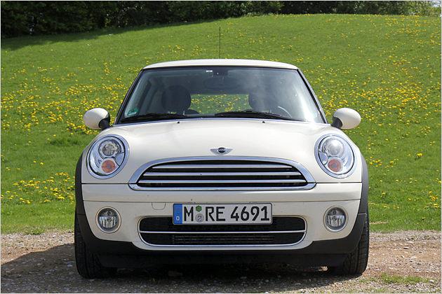 Für den verchromten Grill ruft Mini 220 Euro auf