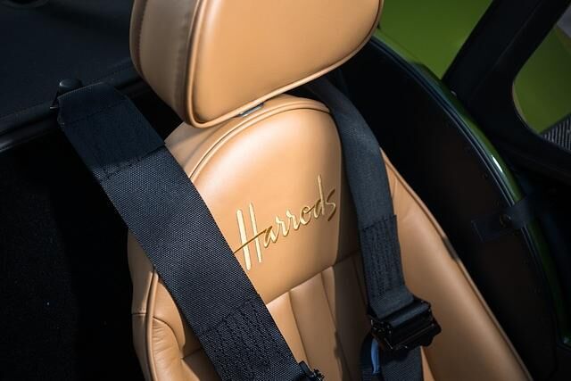 Die feinen Ledersitze wurden mit Harrods-Schriftzug bestickt