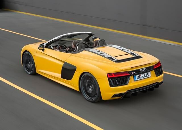 Auch den R8 Spyder hängt Audi nicht an die 250er-Leine. Die 300-km/h-Schwelle durchbricht er ziemlich unbeeindruckt. Der Sprint auf Landstraßentempo ist in weniger als vier Sekunden abgehandelt