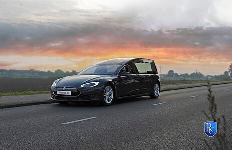 Tesla Model S als Leichenwagen - Emissionsfrei ans Grab Tesla Model S als Leichenwagen - Emissionsfrei ans Grab