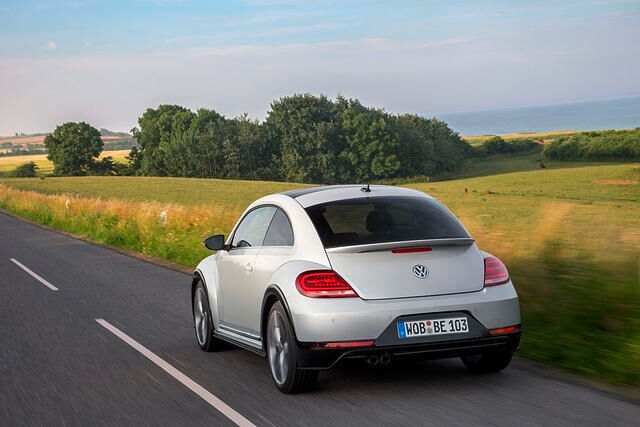 Der Beetle ist für ein Coupé sogar einigermaßen Alltagstauglich. Immerhin können im Fond Erwachsene sitzen, der Kofferraum bietet Platz für 310 Liter Gepäck