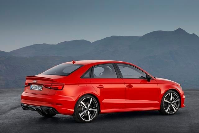 Der neue Kompaktsportler mit auch optisch kernigerem Auftritt ist die erste kompakte Audi-Limousine, die unter der RS-Flagge fährt