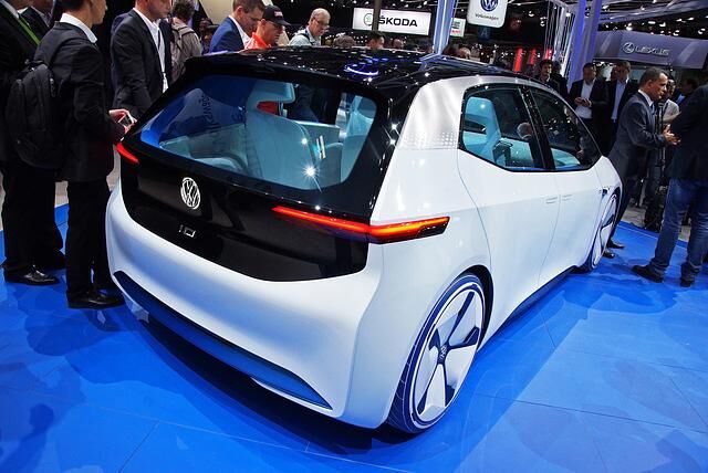 Wenn der VW I.D. (deutsch buchstabiert „Idee“) in etwas mehr als drei Jahren auf den Markt kommt, will er je nach Fahrweise bis zu 600 Kilometer pro Batterieladung schaffen