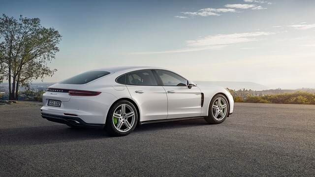 Mit 462 PS Systemleistung, generiert von dem neuen 2,9 Liter großen V6-Biturbo-Motor und der elektrischen Maschine, verspricht Porsche beim Panamera 4 E-Hybrid  eine “Kraftentfaltung auf dem Niveau...