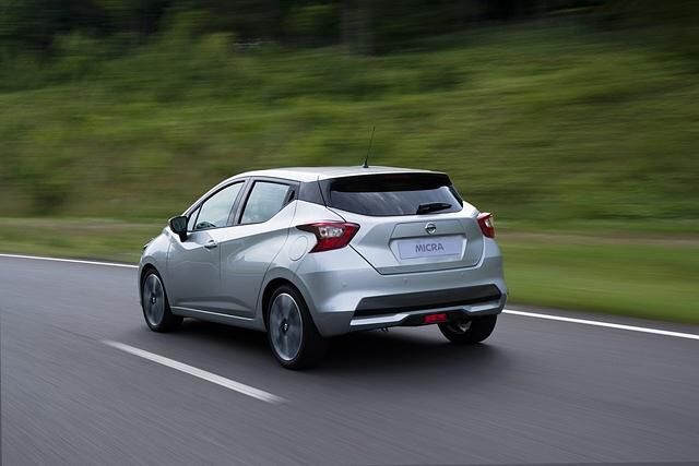 Die Griffe der Fondtüren verstecken sich wie beim Clio in den C-Säulen, was zusammen mit dem Dachkantenspoiler für einen sportlich flachen Gesamteindruck sorgt