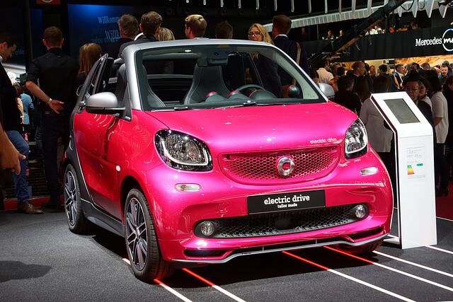 Auf dem Pariser Autosalon feiert auch der E-Smart Weltpremiere