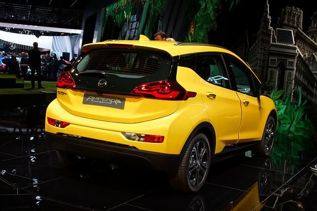 Außerdem bietet der Opel Ampera-e einen gut 380 Liter großen Kofferraum