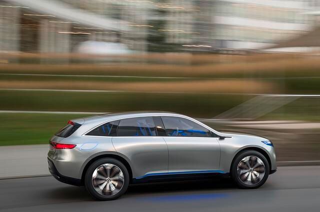 Zwei Elektromotoren an Vorder- und Hinterachse treiben das Showcar „Generation EQ“ an. In der stärksten Ausbaustufe kann die Gesamtleistung bis zu 300 kW/408 PS und das maximale Drehmoment bis zu...