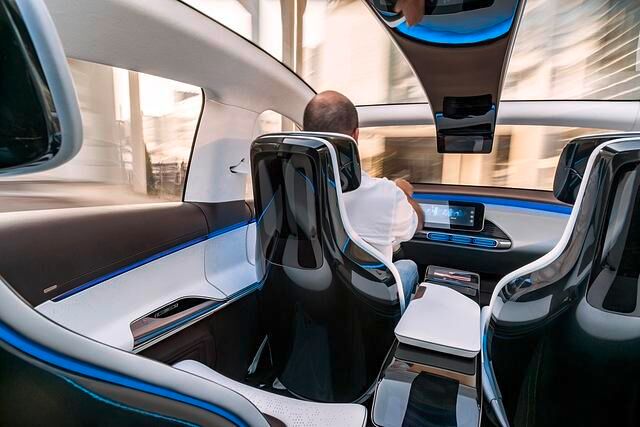 Der Fahrer kann selbst entscheiden, wie hoch die angezeigte Informationsdichte sein soll. Statt herkömmlicher Außenspiegel ist „Generation EQ“ mit Kameras ausgestattet, die das Bild des...