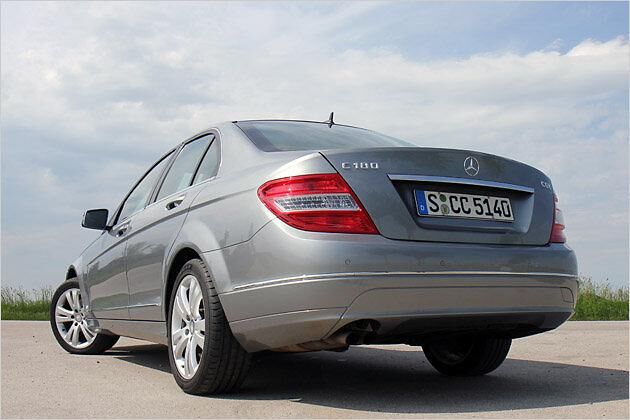 Die leicht ansteigende Seitenlinie verleiht dem Wagen optische Dynamik