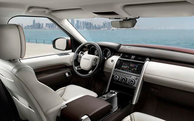 Der Innenraum des Land Rover Discovery wurde deutlich modernisiert und aufgewertet