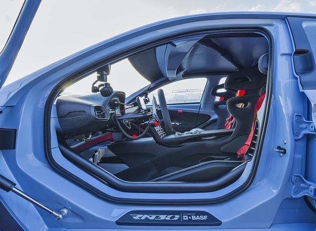 Auch der Innenraum des RN30 bietet viel Rennsport-Ästhetik 