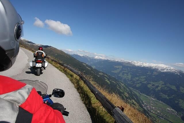 Zu gefährlich oder gar unverantwortlichen ist das Motorradfahren im Herbst natürlich nicht. Hilfreich ist es, das Schauen und Staunen über schöne herbstliche Landschaftsbilder vom Fahren zu trennen