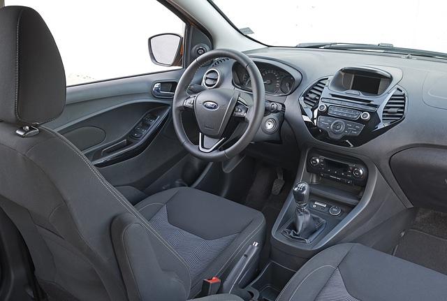 Das Cockpit stammt aus dem Fiesta