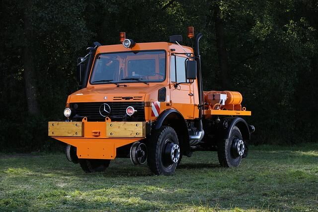 Auch als sogenanntes Zweiwegefahrzeug hat der Unimog Karriere gemacht