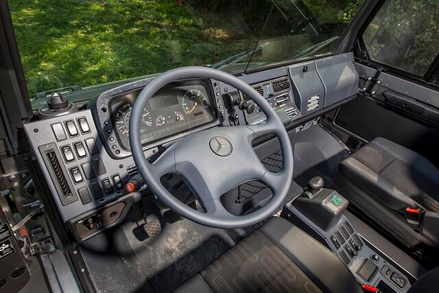 Der Arbeitsplatz im Unimog ist sehr funktional