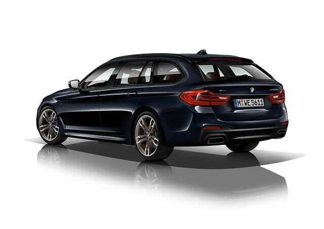 Serienmäßig steht der M550d auf filigranen 19-Zoll-Rädern