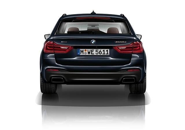 Am Heck künden unter anderem großvolumige Auspuffendrohre vom besondere Leistungspotenzial des M550d 