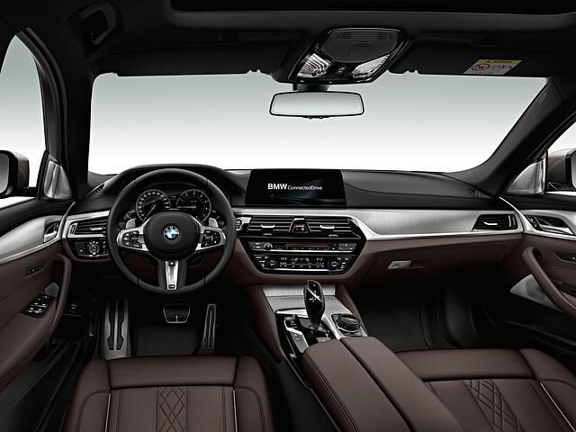 Sportledersitze und ein Sportlenkrad gehören zur Serienausstattung des neuen M550d