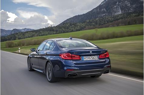 BMW M550i xDrive hat ein Aerodynamik-Paket inklusive Gurney Flap auf dem Heck