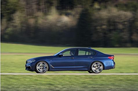 Der BMW M550i xDrive ist 4,96 Meter lang