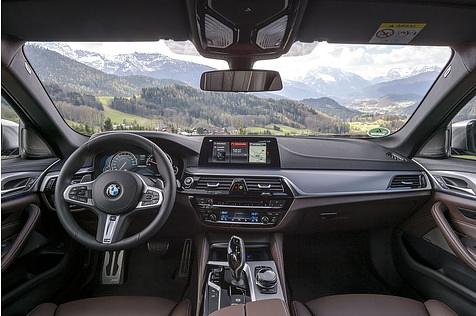 Das Cockpit ist zum Fahrer geneigt